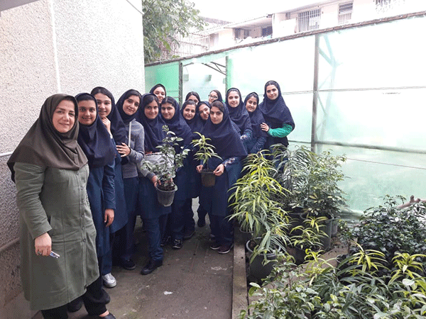 بازدید دانش آموزان از گلخانه مدرسه