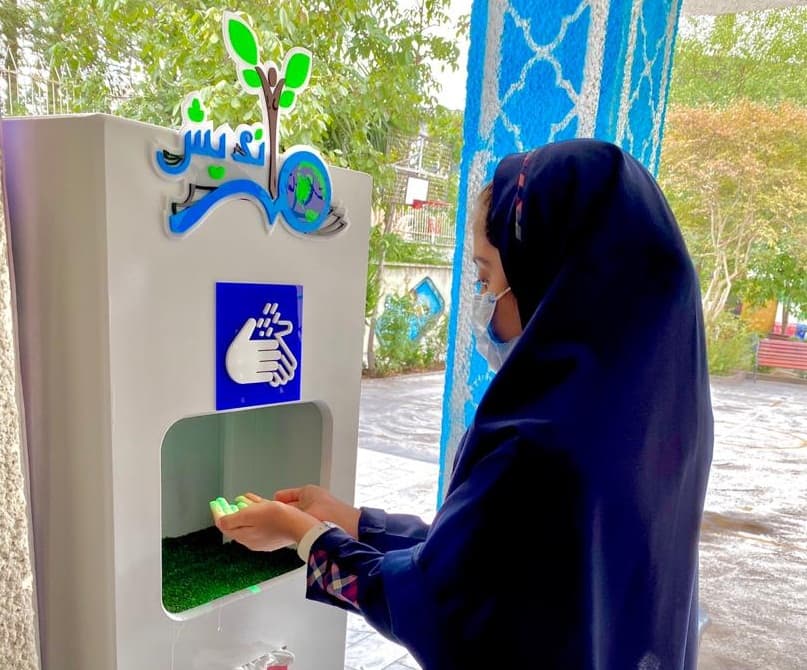 نصب استند ضدعفونی کننده دست در ورودی مدرسه