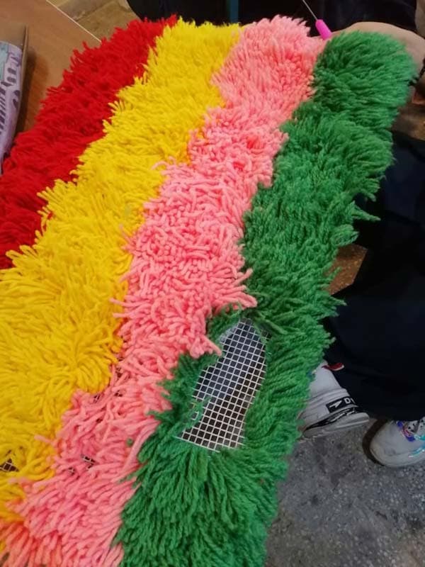 فرشینه بافی در مدرسه مهراندیش