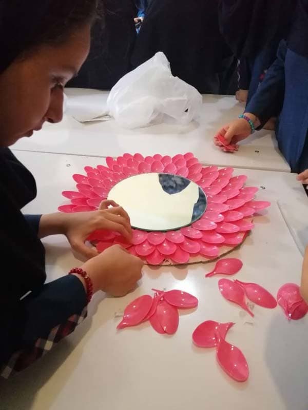 ساخت قاب آینه در کلاس کار و فناوری در مدرسه مهراندیش